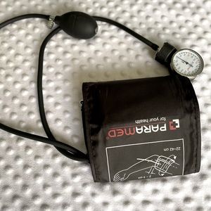 Paramed manual blood pressure cuff